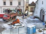 Práce na rekonstrukci náměstí pokročili již před kostel.