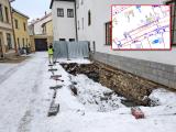 V uličce pod radnicí se začalo s výkopem hnízd pro podzemní kontejnery.