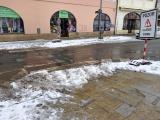 Proč se sníh z chodníku před radnicí nahrne do prostoru, kde se přechází frekventovaný přechod? Děje se to stále dokola...