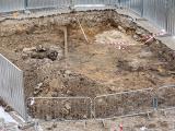 Archeologové našli uprostřed náměstí před kostelem studnu.