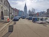 Zásobování horní strany náměstí ve Velkém Meziříčí během rekonstrukce náměstí je někdy problém...