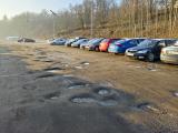 Vysoké teploty přes den a v noci pod bodem mrazu - výsledkem je parádní testovací dráha pro terénní automobilu při příjezdu na parkoviště Svit.