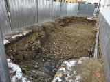Prostor po radnicí pro velkoobjemové kontejnery musel být zpět zasypán. Bude se čekat na posudek statika, protože základ budovy radnice je na trošku šutru s mazaninou.