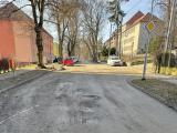 Od čtenáře: Stav vozovky v ulici U Světlé je ve strašném stavu. Je plný hlubokých výmolů bez patřičného dopravního značení na riziko a vozovka je extrémně znečištěná.