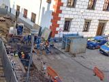 Násobná havárie vodovodu pod radnicí ochromila velkou část náměstí, která byla téměř celý den bez vody.