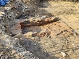 Archeologové nalezli před kostelem uprostřed náměstí pozůstatky středověké pece - pravděpodobně se jedná o chlebovou pec.