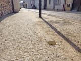 V Komenského ulici si dávejte na chodníku pozor! Je tam nezabezpečená díra a hrozí vymknutí kotníku!