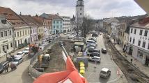 Na náměstí probíhá chaos. Špatně zaparkované auto před Obecníkem zastavilo kompletně provoz. Vozíčkář musel objíždět uzavřený chodník přes vozovku. Pán vpravo bloudil, jak se dostat skrze pásku k doktorovi v Horácku...