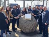 Dnes krátce po desáté hodině došlo na symbolické poklepání základního kamene nové sportovní haly v parku nad Gastro-technickou střední školou na Sportovní ulici.