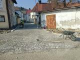 Komunikace v ulici U Bašty je již vydlážděna. Na řadu přijde chodník při kraji.
