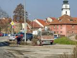 U pošty se začalo pracovat na okrasném ostrůvku s květinami.