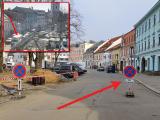 Konečně to někoho napadlo a vyhradilo parkování na horní straně náměstí pouze pro zásobování. Každou chvíli se zde tvořila kolona aut buď když někdo špatně zaparkoval nebo prostě přijelo zásobování...