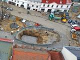 Montáž hluboké betonové akumulační nádrže pohledem z dronu.