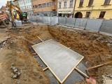 Betonový základ pro montáž hluboké akumulační nádrže uprostřed náměstí ve Velkém Meziříčí.