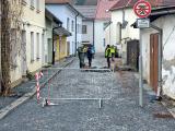Nově položená dlažba v ulici U Bašty se opět rozebírá...