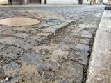 Kvalita povrchu silnice u výjezdu z náměstí na Komenského ulici.