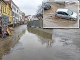 S každým deštěm se v dolní části náměstí u kostela vytvoří hluboká laguna.