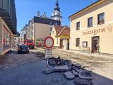 Dnes došlo ke strhávání asfaltu na komunikaci mezi Novosady a vstupem do Kotvičky.