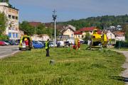 Ve Velké Meziříčí dnes po osmé hodině srazilo auto chodce v ulici U Vody. Zasahoval záchranářský vrtulník, který přistál v bývalém areálu Svit.