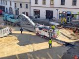 V pondělí 18. 5. 2026 začalo frézování vozovky na horní straně náměstí.