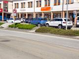 Parkoviště v ulici Radnická je uzavřené a tak řidiči parkují i tam, kde je stání zakázáno podélnou žlutou čárou...
