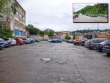 Kvůli nedostatku parkovacích míst v centru města začala při parkování platit nová pravidla - parkování v pěti řadách. Kudy povede asfaltový okruh? Po obvodu nebo uprostřed?