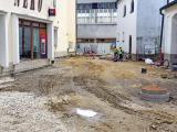Průchod kolem nábytku NEKO a kostelem byl uzavřen v pátek 29. 5. a měl být otevřen 2. 6., poté 4. 6. a následně by se měl otevřít až v pondělí 8. 6. 2026.