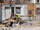 Na Rozkoši se konečně začalo s instalací herních prvků. Věděli jste, že etapa Rozkoš při rekonstrukci náměstí měla být hotova již v srpnu 2025???