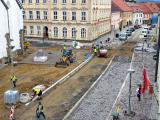 Pomalu se blíží napojení cesty na dolní straně náměstí s Komenského ulicí.