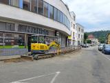 18.6.2026 - Mělo se pracovat v ulici Radnická. Realita je taková, že je rozkopaná i ulice Vrchovecká. Parkování v centru města u vjezdu na náměstí je téměř nemožné. Autor: -mk- Mělo se pracovat v ulici Radnická. Realita je taková, že je rozkopaná i ulice Vrchovecká. Parkování v centru města u vjezdu na náměstí je téměř nemožné.