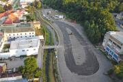 18.7.2026 - Na parkovišti v bývalém areálu Svit se již rýsuje oválný tvar budoucí plochy, která bude mít asfaltový povrch. Autor: -DRON- Na parkovišti v bývalém areálu Svit se již rýsuje oválný tvar budoucí plochy, která bude mít asfaltový povrch.