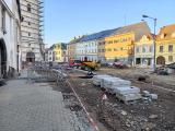 Aktuálně se pokládají obrubníky na horní straně náměstí - od kostela směrem k radnici.