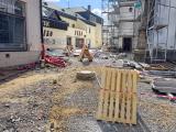 Již několik měsíců již trvá vydláždění krátké uličky mezi kostelem a prodejnou NEKO...