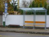 Město instalovalo první z pěti slibovaných přístřešků u autobusové zastávky Zámecké schody.