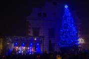 Zaplněné náměstí v podvečer rozsvítilo vánoční strom.