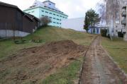 Technické služby města připravují odstranění nefunkčních pískovišť. Jedním z prvních bude zasypáno hlínou pískoviště za bytovým domem na ulici Bezručova.