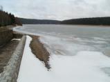 Vodní nádrž Mostiště je ještě pokryta ledem.
