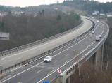 Polovina dálničního mostu nad Velkým Meziříčím je od 15 hodin uzavřena. Provoz je sveden na již opravenou část mostu. Dva jízdní pruhy směr Praha, jeden jízdní pruh směr Brno. Rychlost na dálničním mostě je snížena na 80Km/h.