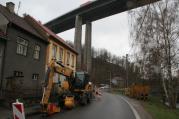Hned jak se rozběhly práce na dálničním mostě, tak se to samé děje pod mostem na Vrchovecké, kde pokračuje rekonstrukce kanalizace.