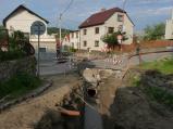 Stavení práce na rekonstrukci kanalizace postoupily až na spodní část ulice Nádražní. Práce budou pokračovat až k Jednotě do 10.6. 2012.