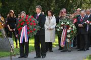 Představitelé města, Kraje Vysočina a státu uctili oběti 2.světové války a Velkomeziříčské tragédie pietním aktem na hřbitově na Karlově.