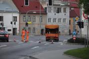 Pracovníci Krajské správy a údržby silnic začali obnovovat vodorovné dopravní značení až ve 20.30 večer. U některých řidičů však nenašli pochopení. Jízdu v protisměru okořenilo troubení a nadávky.