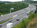 Oprava dálničního mostu se chýlí ke konci. Most už má nový povrch, dokončuje se oprava zábradlí. Vše má být hotovo 24.6.2012.