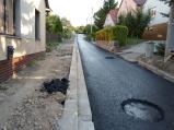 Spodní část ulice Nádražní a sousedící část Družstevní už mají nový asfaltový povrh. Nové budou také chodníky.