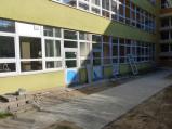 Mateřská škola v budově ZŠ Oslavická se intenzivně připravuje. Přízemí má již nové dispozice, dva vchody z boku, oddělena byla zahrada pro MŠ od školního pozemku.