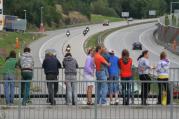 Velká cena silničních motocyklů u Brna skončila. Tradiční odjezd motorek z mostu nad dálnicí sledovalo mnoho Meziříčáků.