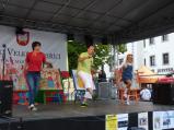 Mach, Šebestová a Jirka Hadaš odstrartovali sobotní deštivé odpoledne pro děti na náměstí v rámci doprovodného programu soutěže 4 klíče.