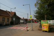 Během dopravního omezení na Třebíčké přišel k újmě sloup nasvětlující přechod. Nyní je provizorně přivázán k plotu.