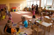 Dnes byla slavnostně otevřena nová třída mateřské školy, která během letních prázdnin vznikla v přízemí základní školy na Oslavické ulici.