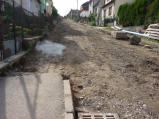 Oprava kanalizace na ulici Nádražní se blíží ke konci. Byl odstraněn chodník a připravuje se nový povrch.